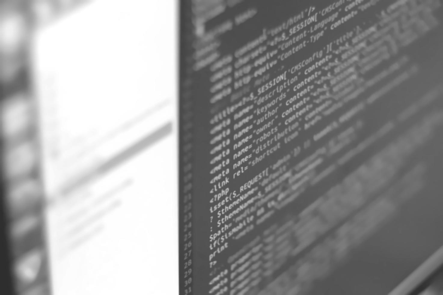 Komanda strādā pie responsīvā web dizaina projekta